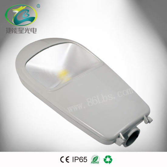 集成光源LED路燈，節(jié)能效果明顯