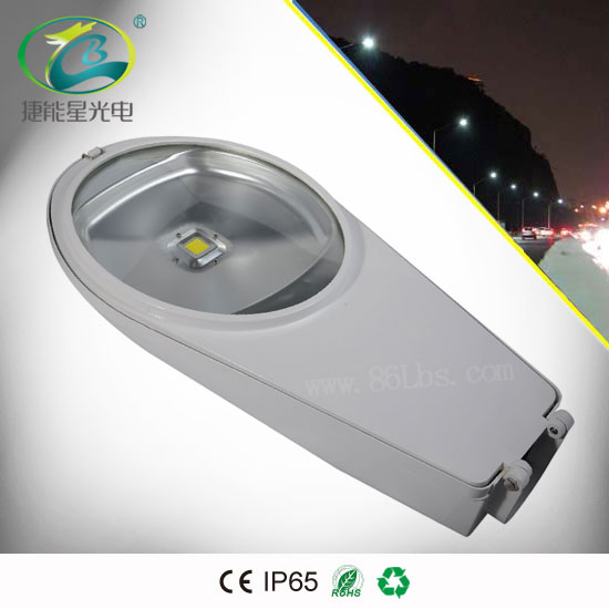 LED路燈耐沖擊，抗雷擊性強(qiáng)，無此外線和紅外線輻射